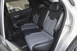 รถยนต์ไฟฟ้า IOI Q05 รุ่น Changan SUV สีดำ ดีไซน์ทันสมัย มุมมองด้านหน้า รถยนต์พลังงานใหม่ สำหรับครอบครัวและการเดินทาง - Product Image 4