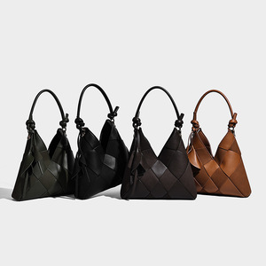 Nouvelle collection de sacs fourre-tout portables en cuir PU tissé haut de gamme pour femmes avec breloque, été automne, luxe fait main - Product Image 4