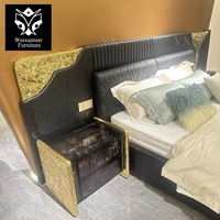 Modernes Luxus-Polsterbett mit Goldmessing-Eckverzierungen, Gerilltem Kopfteil & Maßgefertigten Designer-Schlafzimmermöbeln