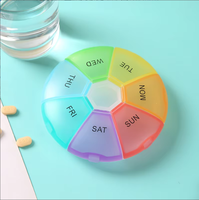 Boîte à pilules portable en plastique à 7 compartiments, colorée, personnalisable avec logo, pour usage hebdomadaire, idéale pour les pharmacies et le rangement de médicaments à domicile (vente en gros)