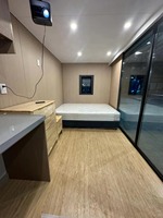 Module mobile de type conteneur, cabane isolée thermiquement et insonorisée, espace temporaire pour sites touristiques et commerces