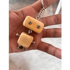Porte-clés robot en bois avec construction écrou et boulon, fait main, pour accessoire élégant, breloque de sac ou boîtes de rangement en bois personnalisées - Product Image 2
