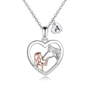 Collana Unicorno Personalizzabile all'Ingrosso - Cuore e Lettera Incisi, Diamanti Colorati Incastonati, Regolabile per Donne - Product Image 1