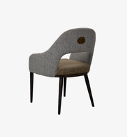 Fauteuil contemporain rembourré à accoudoirs courbes avec dossier ajouré en tissu, idéal pour hôtels, espaces extérieurs et hôpitaux, résistant à l'eau