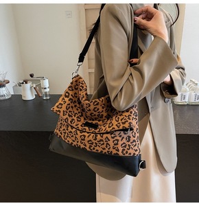 Sac à bandoulière tendance à motif léopard et patchwork de cuir - Product Image 2