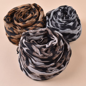 <span class=keywords><strong>Sciarpa</strong></span> in Seta Balinese di Alta Qualità per Donne, Leggera e Traspirante con Motivo Leopardato Stampato, Ideale per Viaggi e Primavera - Product Image 2