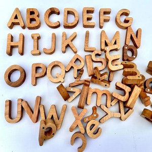 Décoration d'intérieur moderne en bois naturel sculpté, écologique, durable, lettres carrées faites à la main, artisanat - Product Image 1