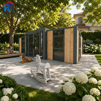 Maison conteneur écologique extensible, prête pour l'énergie solaire, avec toit végétal pour des solutions de vie autonome et durables hors réseau