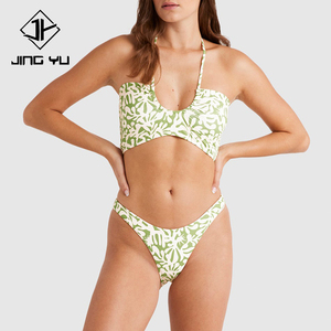Conception d'usine de bikini hawaïen élégant à imprimé palmier, col halter et décolleté en U, personnalisé, en nylon recyclé élastique. - Product Image 1