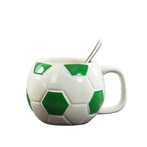 Mug à café en céramique en forme de ballon de football peint à la main sur mesure en gros pour la promotion - Product Image 1