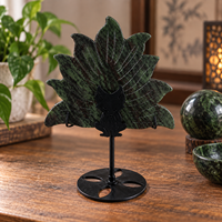 Sculpture de renard à neuf queues en cristal de zoïsite rubis de 13 cm avec support en métal noir pour la décoration intérieure