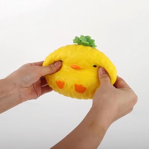 Jouets à presser en forme de canard ananas, mignons animaux de dessin animé en forme de fruits, jouets anti-stress souples en TPR, cadeaux pour fêtes d'anniversaire d'enfants - Product Image 5
