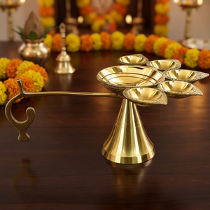 Lampe à huile artisanale en laiton Panch Aarti Diya avec poignée, cinq mèches, décoration traditionnelle pour Pooja, temple, festival, avec support stable - Product Image 4