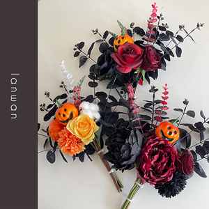 Ramo de calabazas de estilo gótico atado a mano para Halloween, flores artificiales negras y rojas para decoración de fiestas, hogar y escritorio. - Product Image 6