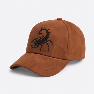 Gorra de Béisbol Ajustable de 6 Paneles con Logotipo Personalizado T&L, en Gamuza Sintética y Bordado Plano - Product Image 1