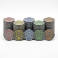 Jetons de poker en céramique personnalisés style terrain de football, 43 mm, 12 g, impression UV HD, jetons de casino haut de gamme, étui pour jetons de poker