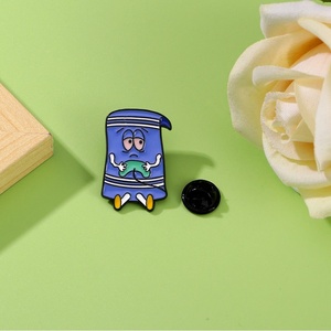Broche en alliage créative et é<span class=keywords><strong>l</strong></span>égante, motif dessin animé serviette bleue, accessoire <span class=keywords><strong>de</strong></span> décoration mignon pour sac d'école, badge - Product Image 6
