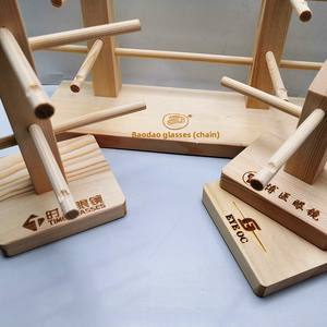 Présentoir en bois personnalisé pour 6 paires de lunettes de soleil, idéal pour les magasins d'optique - Product Image 4