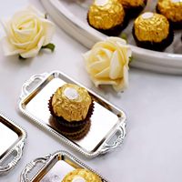 Mini-assiettes à dessert finition or, élégantes plateaux en plastique pour snacks, idéales pour mariages, fêtes, douches nuptiales, fruits secs et friandises.