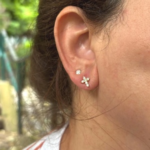 Moissanite Screw-Back Cross Studs: Pendientes alternativos de diamantes unisex, 14K Gold Vermeil - Product Image 4