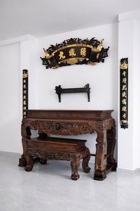 Autel à un niveau en bois de Chiuliu - Autels ancestraux sculptés à la main par Chan Mong (176 × 88 × 127 cm) - Product Image 3