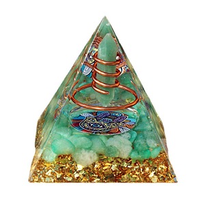 Pyramide en résine époxy verte, décoration pour la maison, accessoire de bureau - Product Image 5