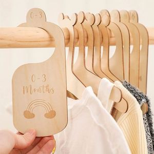 Etiqueta colgante de madera ecológica grabada al por mayor para divisor de armario de bebé, tarjeta de hito para recién nacido, para ropa de bebé personalizable - Product Image 4