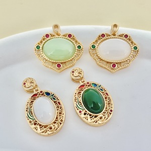 Colgante de Aleación de Cobre con Bisel de Piedra de Jade, Amuleto Unisex para Regalo, Origen Yiwu - Product Image 1