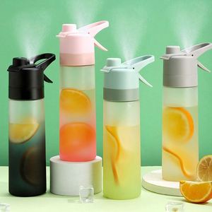 Bouteille d'eau portable en plastique givré avec pulvérisateur pour rafraîchissement extérieur - Product Image 6