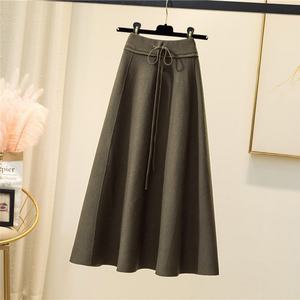 Jupe plissée décontractée en gros pour femme, mode hiver, taille haute, couleur unie, longueur midi, coupe trapèze - Product Image 6