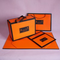 Boîte cadeau pliable magnétique de luxe orange avec logo personnalisé, boîte d'emballage rigide en carton pliable avec poignée en ruban