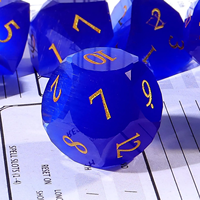 Superbe dé à six faces en cristal de pierre précieuse naturelle œil de chat bleu, 1 pièce, avec chiffres dorés, pour D&D et jeux de rôle sur table