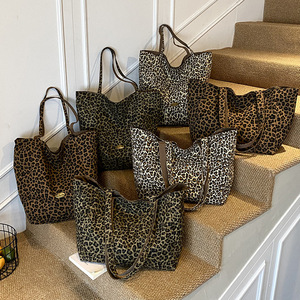 <span class=keywords><strong>Sac</strong></span> fourre-tout en toile d'hiver réversible à imprimé léopard pour <span class=keywords><strong>femme</strong></span>, grand <span class=keywords><strong>sac</strong></span> <span class=keywords><strong>de</strong></span> <span class=keywords><strong>voyage</strong></span>, cadeau idéal pour la fête des mères - Product Image 2