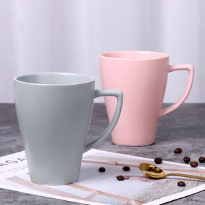 도매 제조 특별한 손잡이 디자인 물 우유 차 컵 북유럽 커피 세라믹 사용자 정의 머그잔 로고
