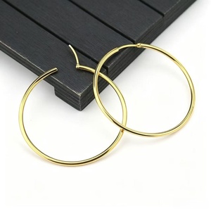 Boucles d'oreilles créoles fines classiques en or 14 carats pour femmes, à porter au quotidien - Product Image 3