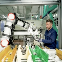 Robot collaboratif articulé pour la soudure avec guidage intuitif par la main et sans programmation