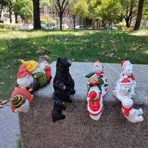 Santa Reindeer Gnome Mini Statue-Décor de Noël en résine artisanale pour cadeaux de fête, ornements de maison et de table - Product Image 6