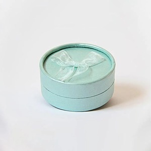 Caja de regalo redonda de cartón duro mate con cinta para cumpleaños, se puede personalizar según las necesidades. - Product Image 1