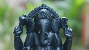 Estatua de Ganesha de granito negro Natural hecha a mano, figura de deidad hindú tradicional ecológica tallada artesanal para cumpleaños de boda - Product Image 5