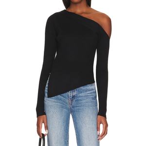 เสื้อเปิดไหล่แขนยาวทรงเอซิมเมตริก ชายเสื้อผ่าข้าง ผ้าริบถัก สำหรับผู้หญิง - Product Image 1