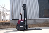 Apilador Eléctrico de 3t (3000kg) con Plataforma para Operador, 5m de Elevación, para Uso Industrial en Almacenes, con Batería de Litio de 80V, para Pasillos de 3m