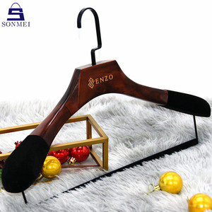Percha de <span class=keywords><strong>madera</strong></span> antideslizante de terciopelo marrón antiguo, colgador de traje ancho de lujo, negro - Product Image 2
