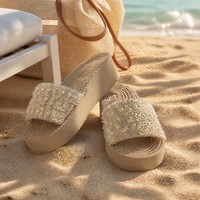 Sandales compensées légères et antidérapantes en EVA pour femmes, personnalisables OEM, avec lanière en tweed perlé, fils dorés et bords effilochés, coloris pastel, idéales pour l'été