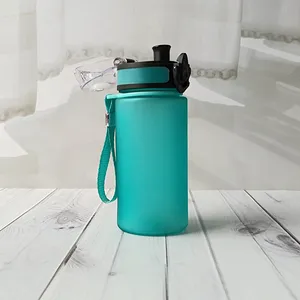 젖빛 누출 방지 BPA 무료 트라이탄 플라스틱 물병 직접 마시기위한 시간 마커가있는 동기 부여 디자인