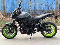 Moto de rue Yamaha MT-09 900cc EFI refroidie par eau >260 km/h Vitesse maximale Performances puissantes Qualité fiable Conduite agressive