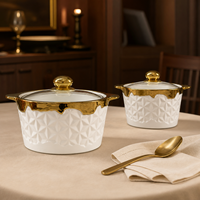 Plat à gratin en porcelaine blanche gaufrée avec bordure dorée et double poignée pour la vaisselle d'hôtel