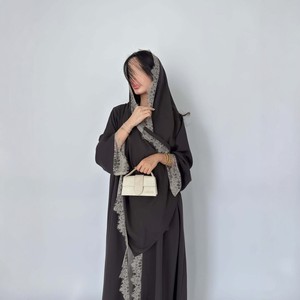 Abaya <span class=keywords><strong>en</strong></span> <span class=keywords><strong>gros</strong></span> avec foulard, <span class=keywords><strong>en</strong></span> satin, bordure <span class=keywords><strong>en</strong></span> dentelle douce, broderie à motifs moelleux, chemisier à manches longues, kimono ouvert, Abayas musulmanes - Product Image 4