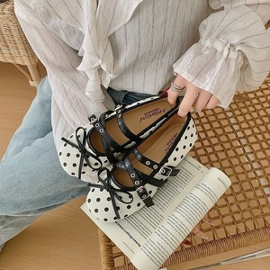Scarpe basse da donna OEM ODM con pois, doppia fibbia, cinturino Mary Jane, fiocco frontale, <span class=keywords><strong>punta</strong></span> antiscivolo, stile vintage francese casual - Product Image 4