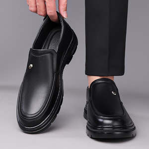 Mocasines de cuero perforado negros para hombre, zapatos casuales de suela suave sin cordones para uso informal - Product Image 4
