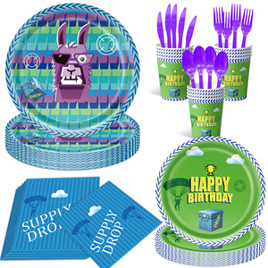 Ensemble de fête jetable sur le thème de la bataille royale de l'alpaga, 9 pièces, comprenant des assiettes, des gobelets, des serviettes, des couverts, une nappe et une décoration de bannière. - Product Image 1
